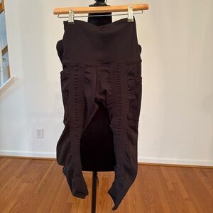 Sweetflexx Black High-Waisted Resistance Band Capri leggings with pocket